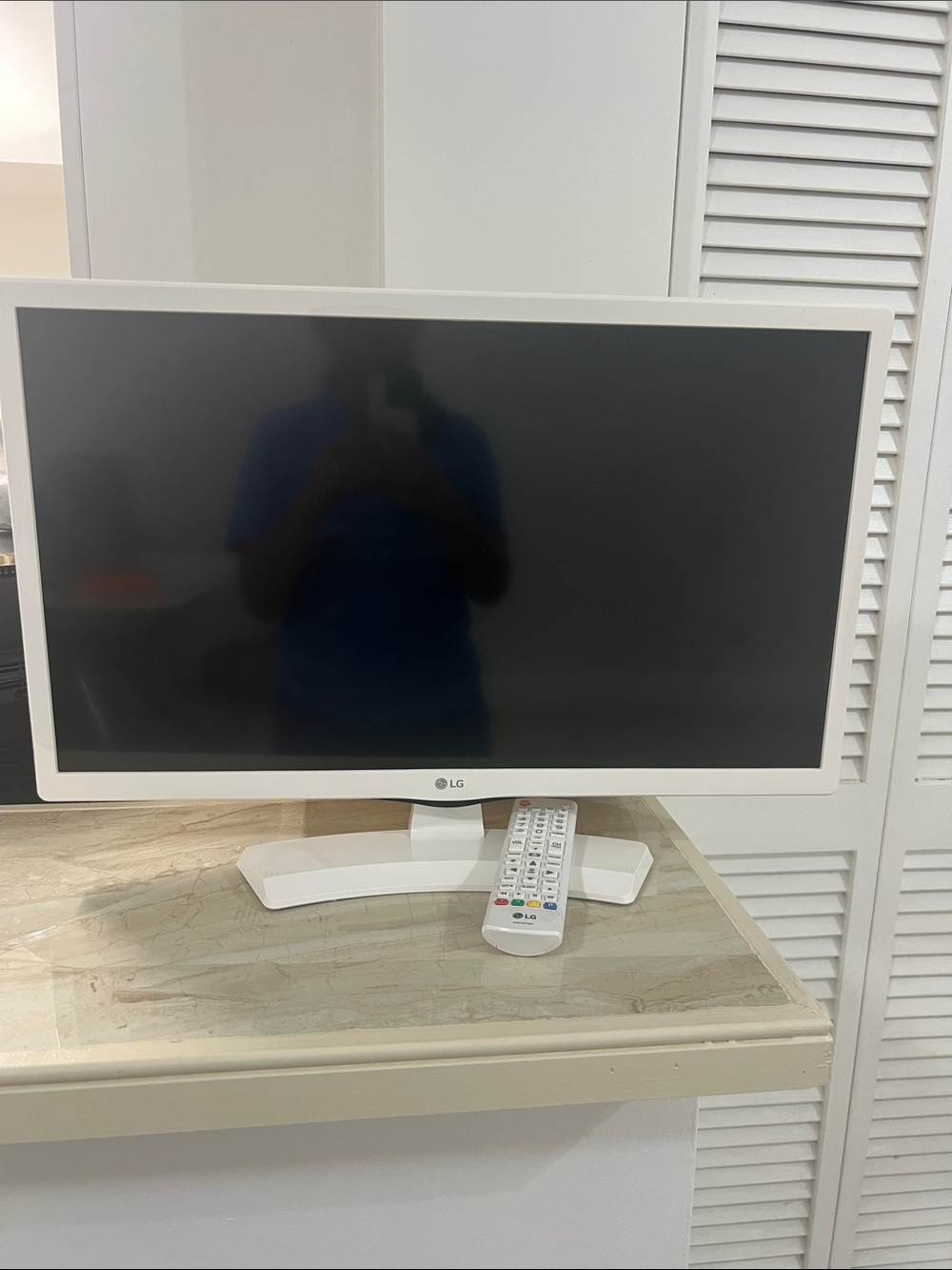LG White LED Monitor with Coordinated White Stand and Remote